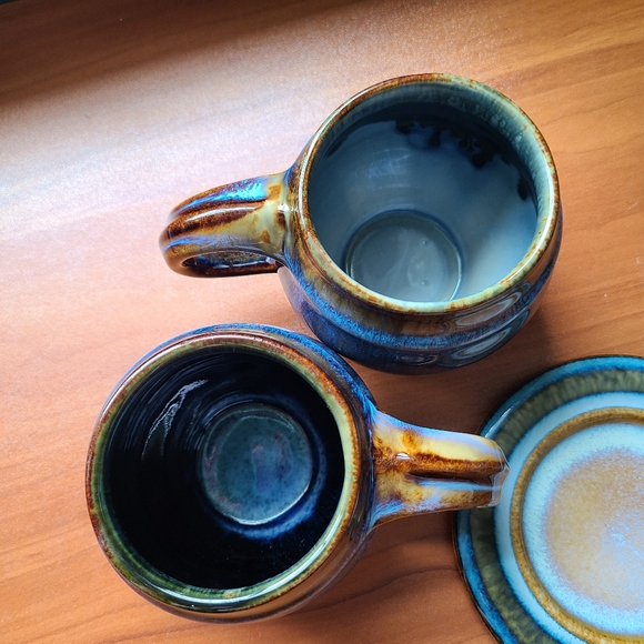 Signed pottery mugs and saucers - Picture 4 of 8